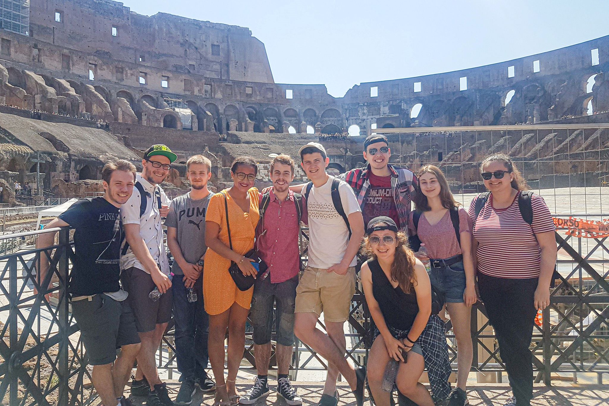 Un groupe d'étudiants du Cégep de Lévis en voyage à Rome, au Colisée.
