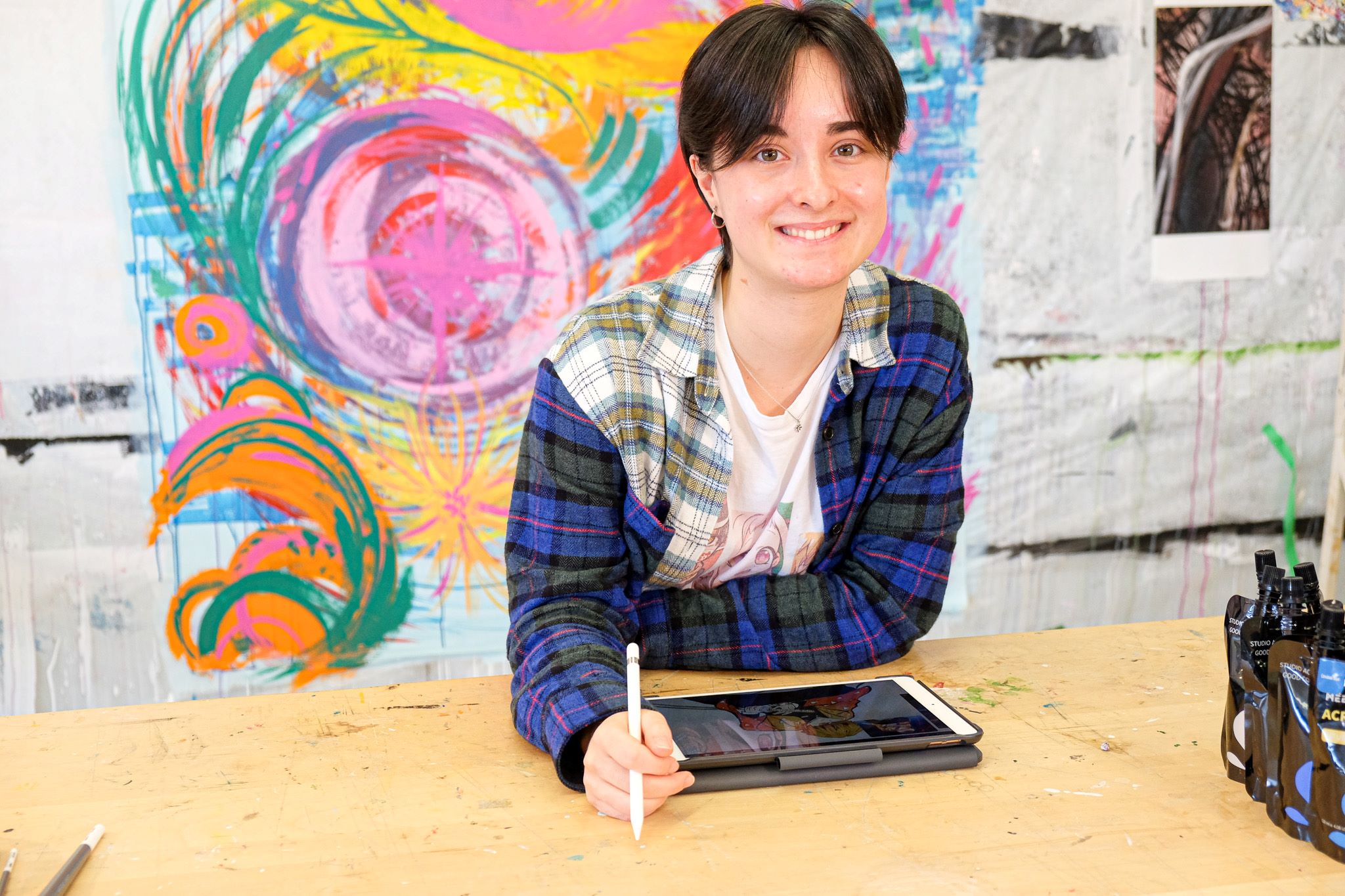 Une étudiante du Cégep de Lévis qui travaille sur un iPad pour son cours d'arts visuels.