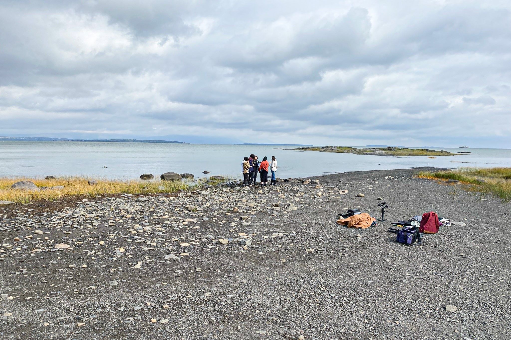 Des étudiants du Cégep de Lévis en tournage à l'extérieur au bord de l'eau.