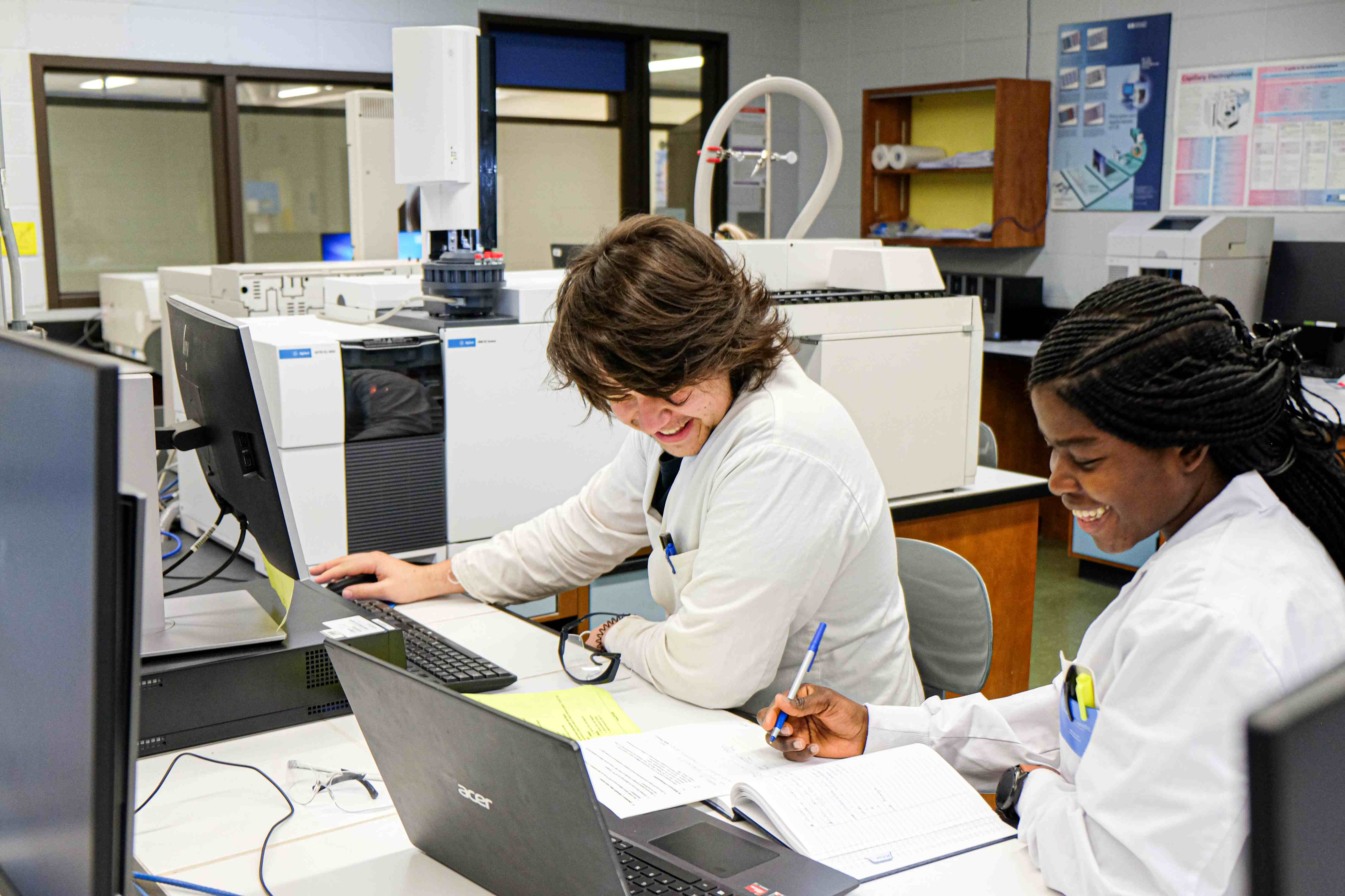 Deux étudiants dans un laboratoire du Cégep de Lévis travaillant à l'ordinateur.