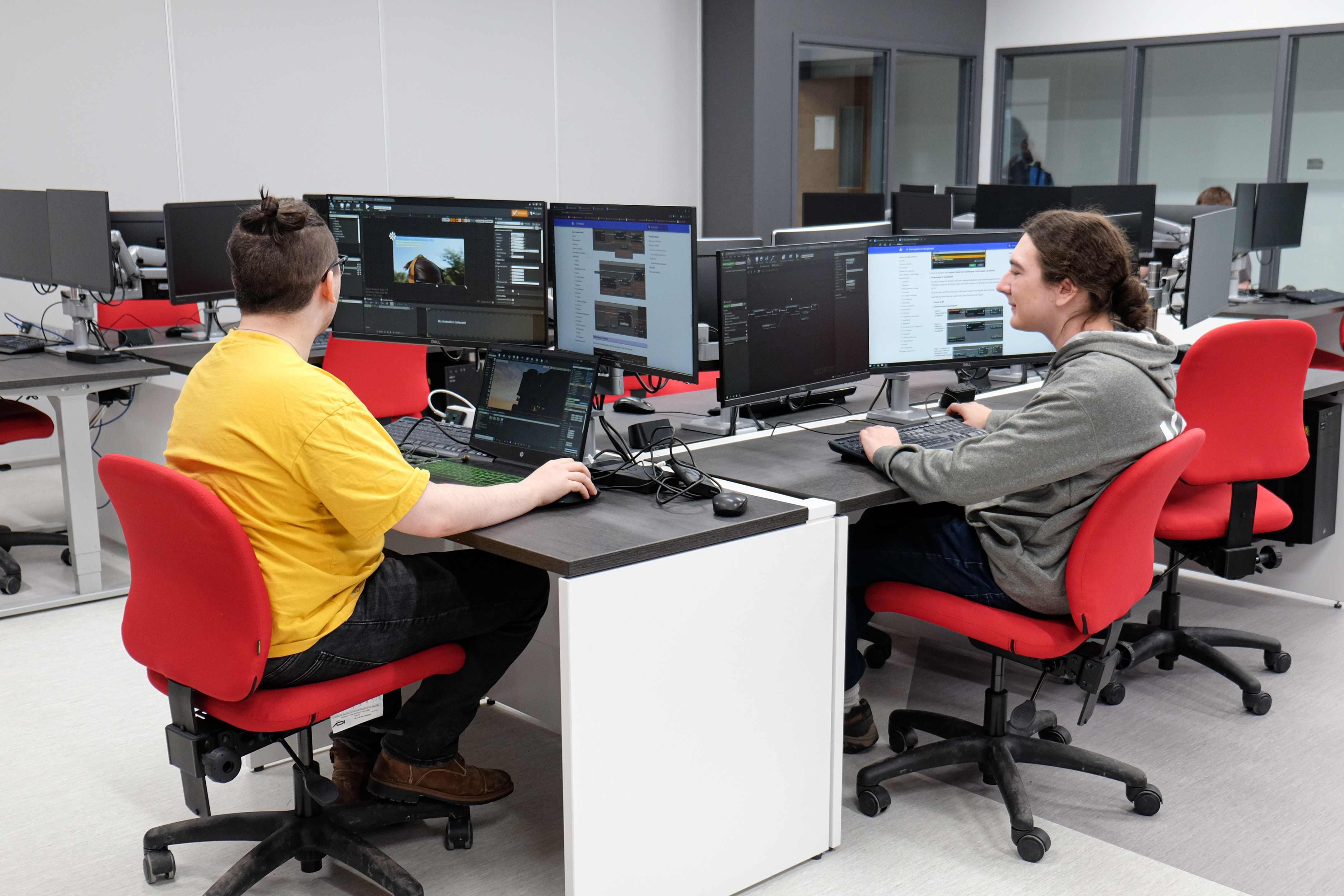 Deux étudiants travaillant à l'ordinateur dans un local informatique du Cégep de Lévis.