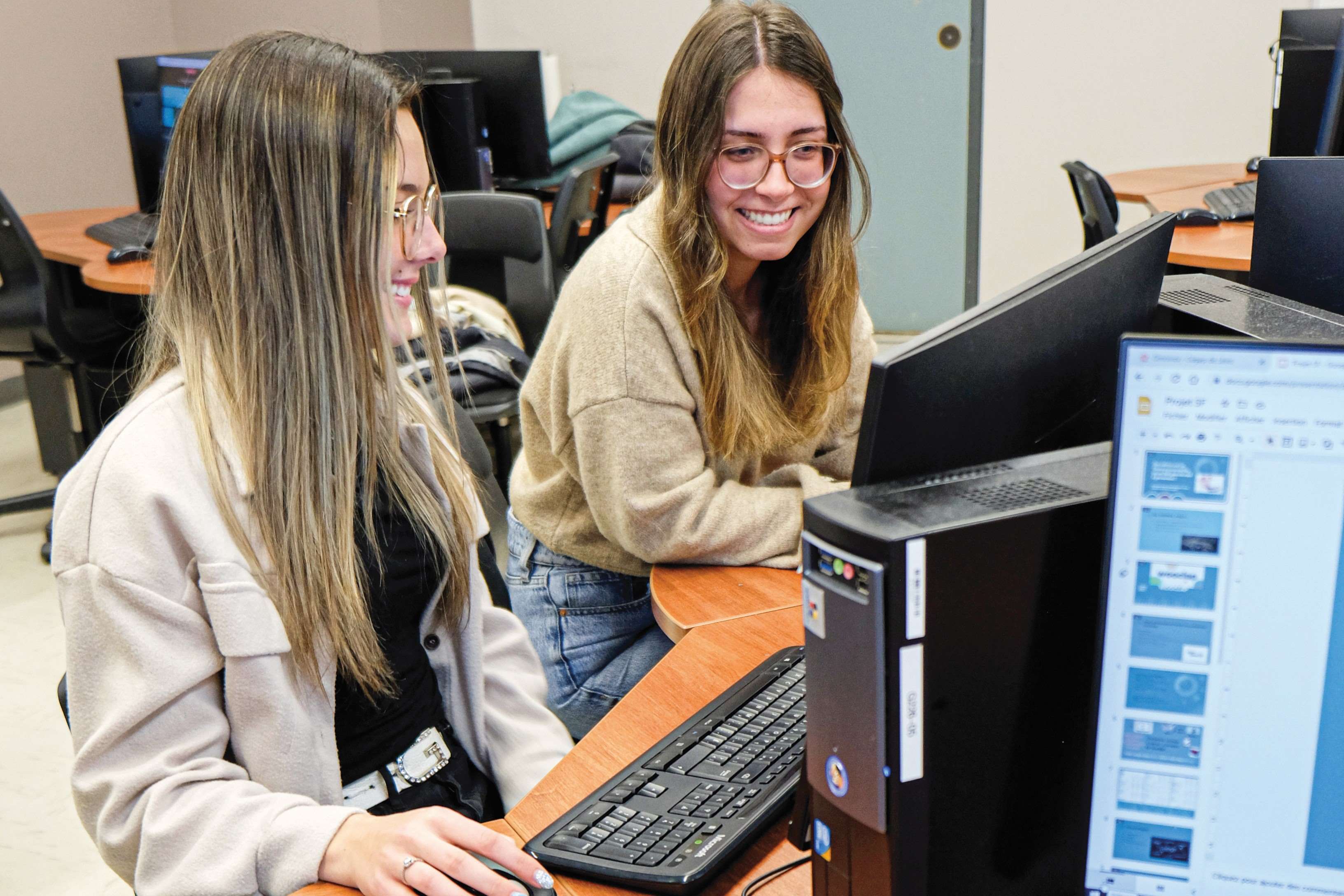 Deux étudiantes en sciences humaines, profil Gestion et marketing travaillant à l'ordinateur dans un local du Cégep de Lévis.