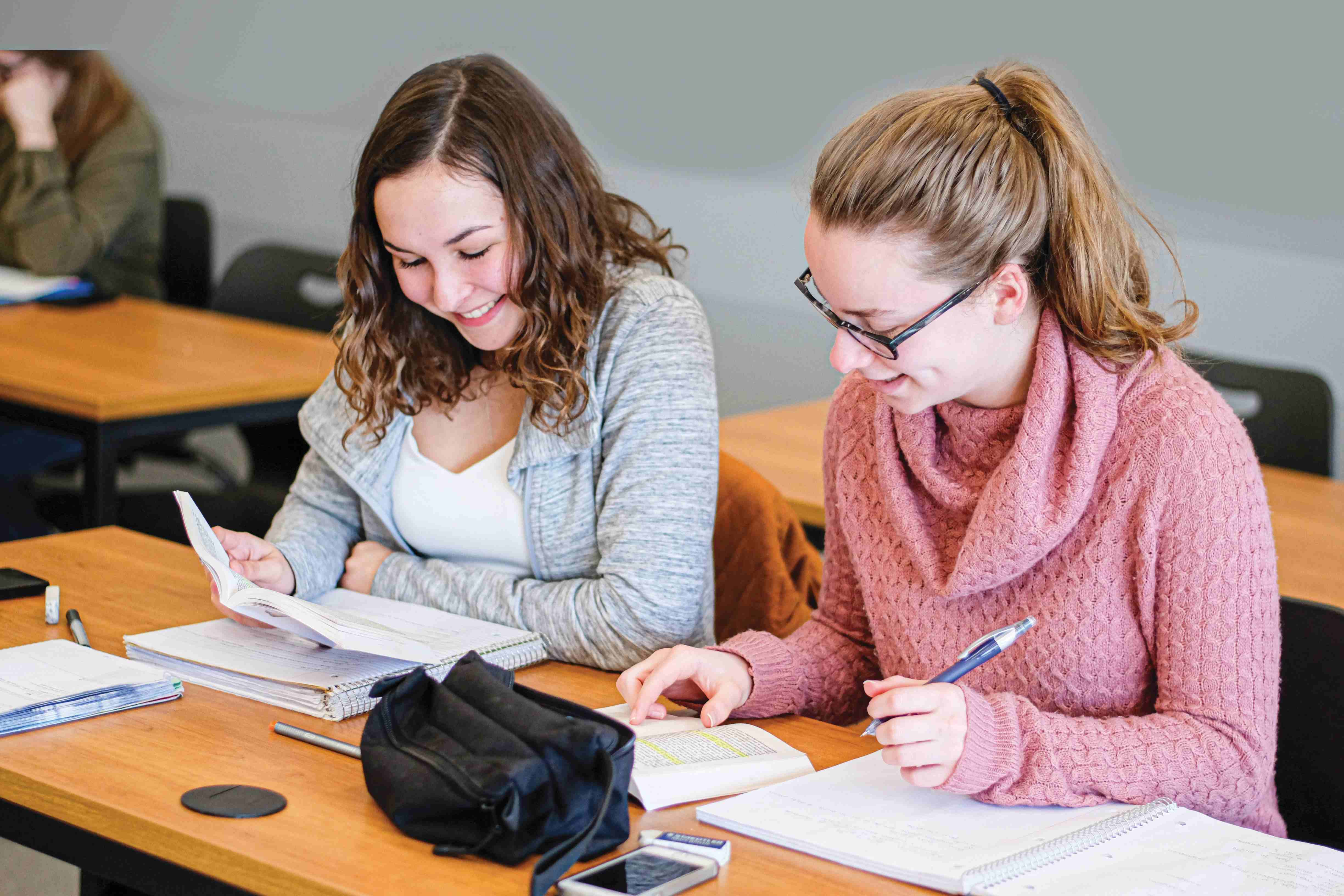 Deux étudiantes prenant des notes pendant leur cours de sciences humaines et Langues au Cégep de Lévis.