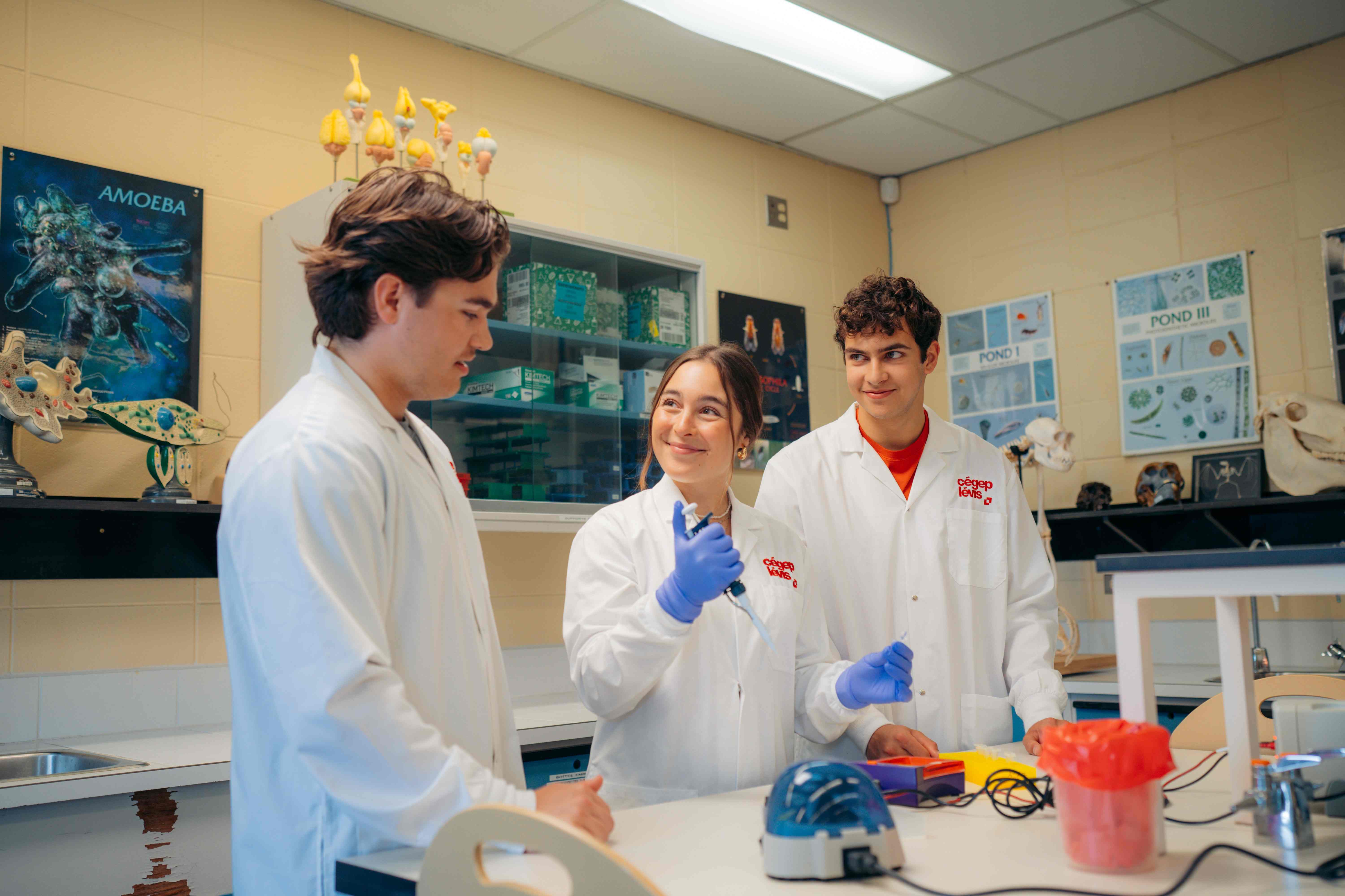 Trois étudiants dans un laboratoire du Cégep de Lévis.